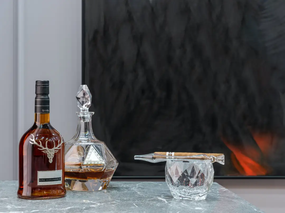 whisky king charles decanter en glas met sigaar