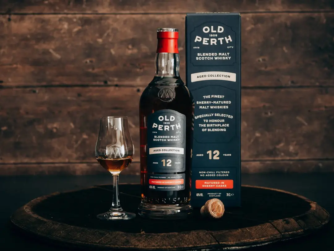 Old Perth met doos en glas