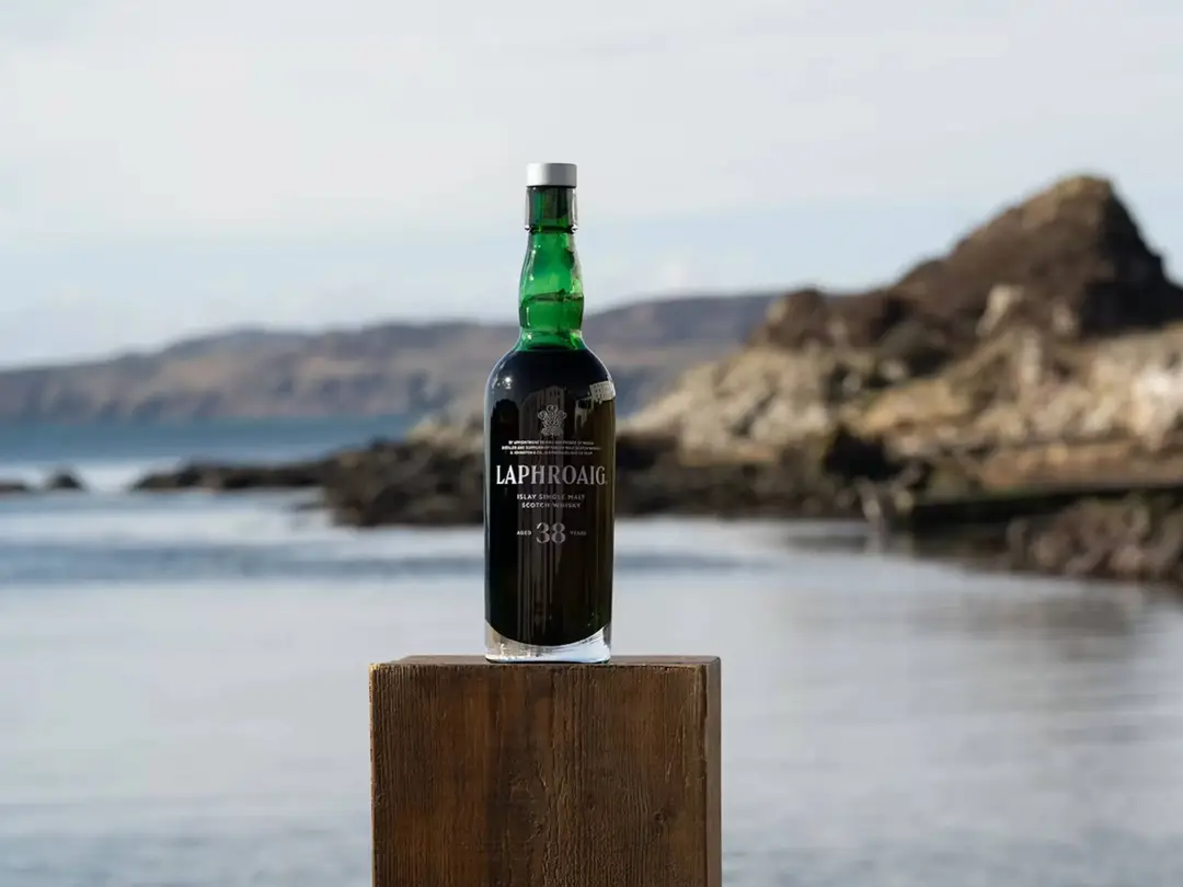 De&nbsp; Laphroaig 38 Year Old Archive Collection whiskyfles heeft geen label, maar is compleet gegraveerd