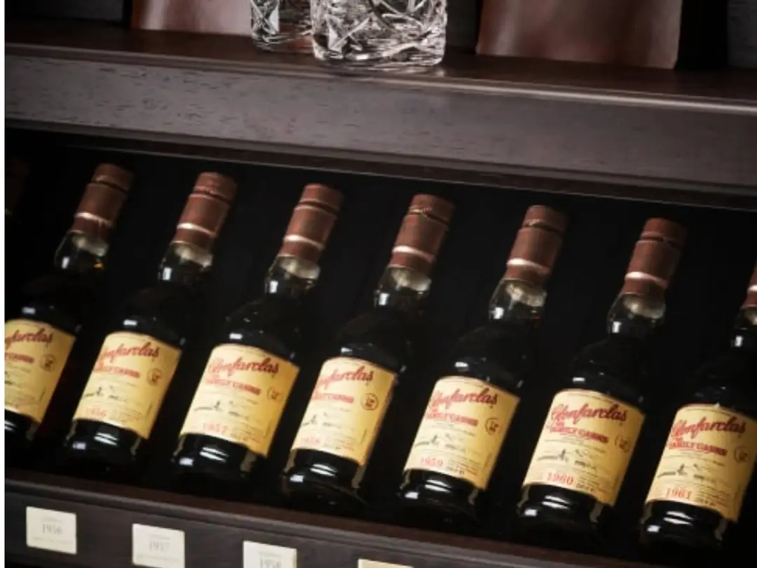 Glenfarclas Family Cask Trunk (1)