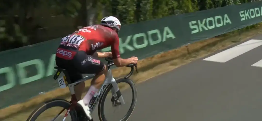 Baptiste Veistroffer reed meer dan drie uur solo op kop van de koers. Hij werd door het peloton gegrepen op 14 kilometer van de finish, maar zijn dappere rit leverde hem de prijs van Strijdlustigste Renner op, die hij na de etappe op het podium ontving.