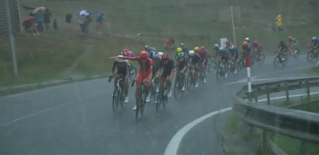 Tadej Pogacar roept op tot neutralisatie van de Vuelta a España