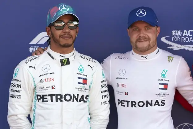 Ook de poleposition van teamgenoot Bottas kon Hamilton in 2019 niet van de overwinning in Spanje afhouden<br>