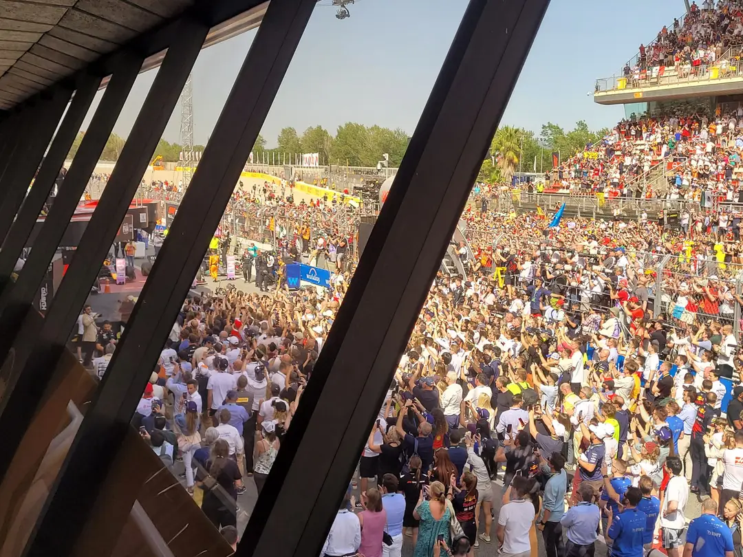 <i>De Formule 1-fans in Spanje trokken massaal richting het podium om de zege van Max Verstappen met hem te vieren.</i>