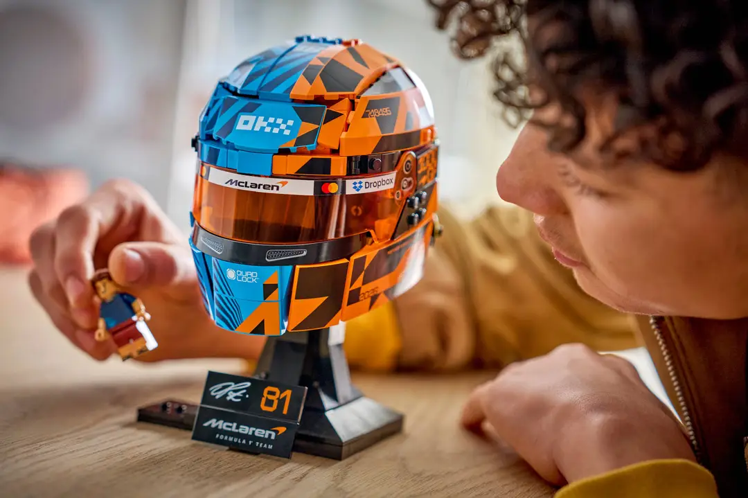 43017_Lego  F1 helmet Piastri