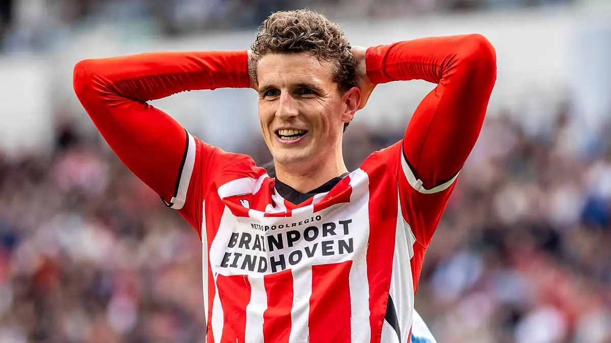 Guus Til in a PSV Eindhoven home shirt
