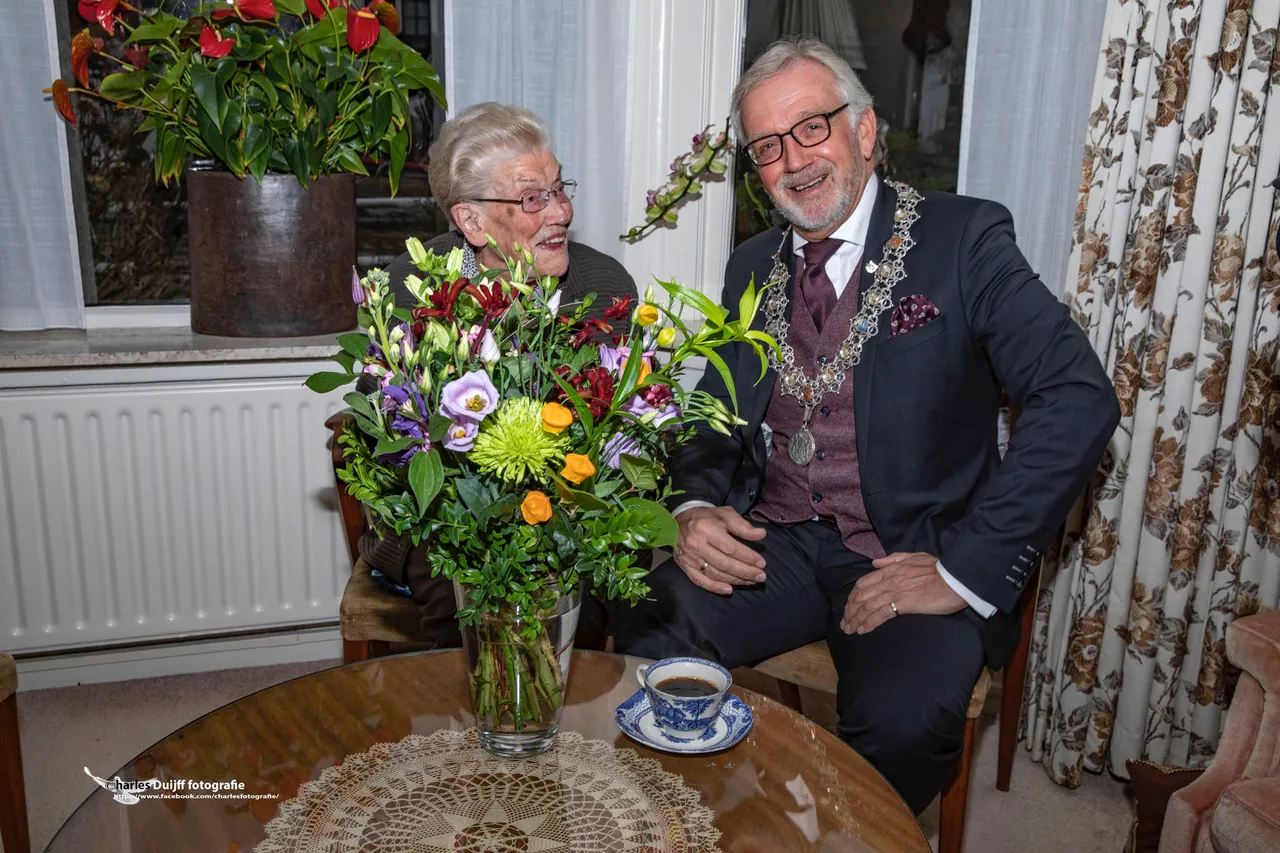 100 jarige met burgemeester