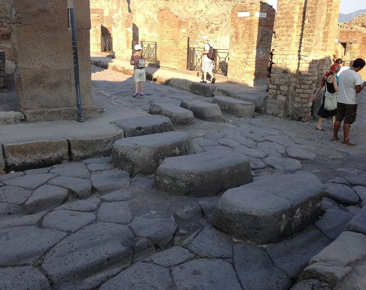 1280px pedestrian crossing pompei august 2013