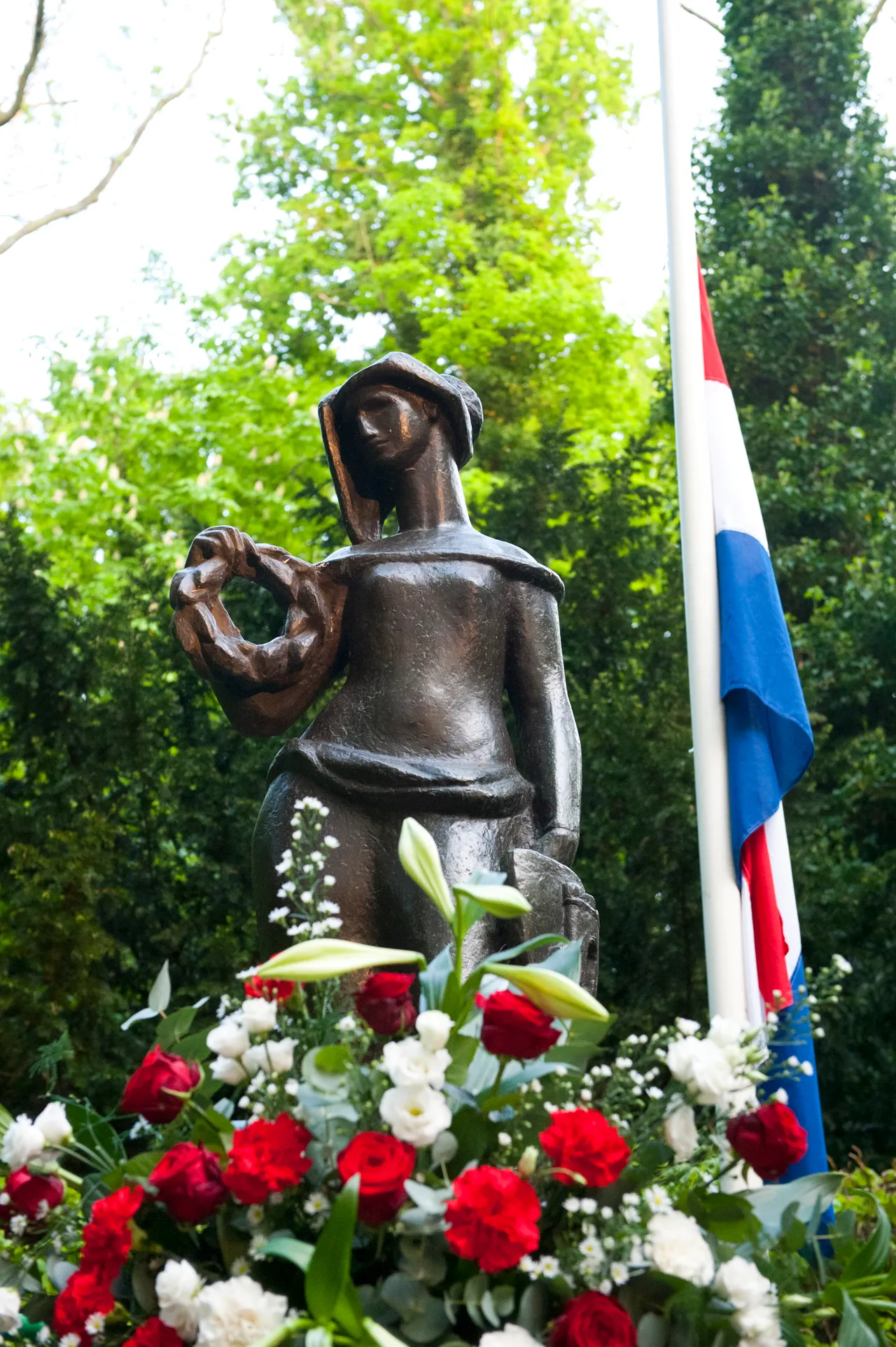 163898 2014 monument vlag en krans f9a96c original 1429540838