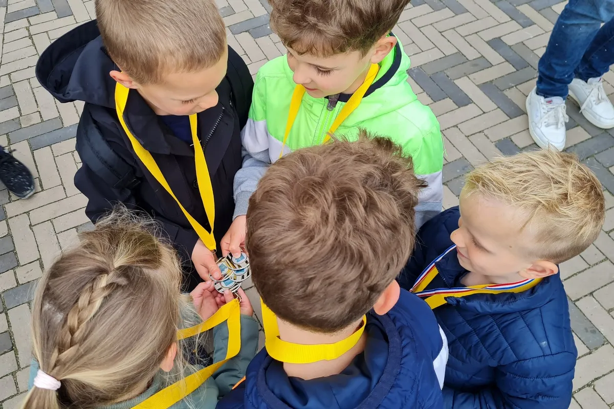 avond4daagse kinderen met medaille