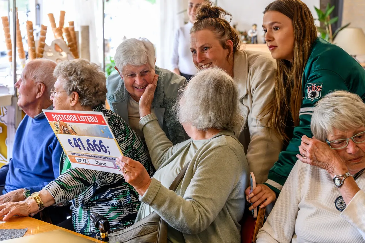de inwoners vieren het mooie nieuws met elkaar en met hun families