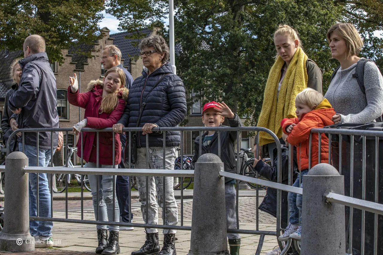 jongen zwaait