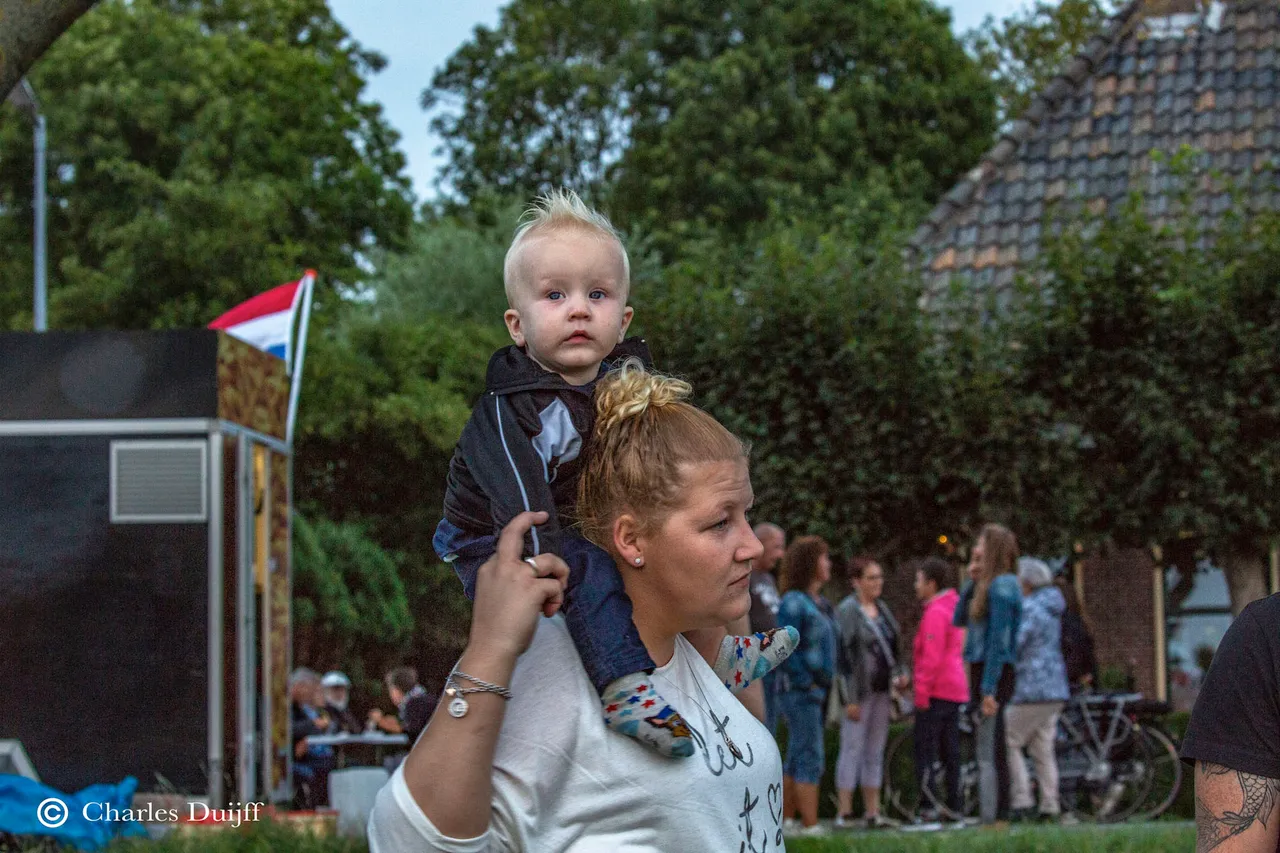 jongetje op schouder moeder