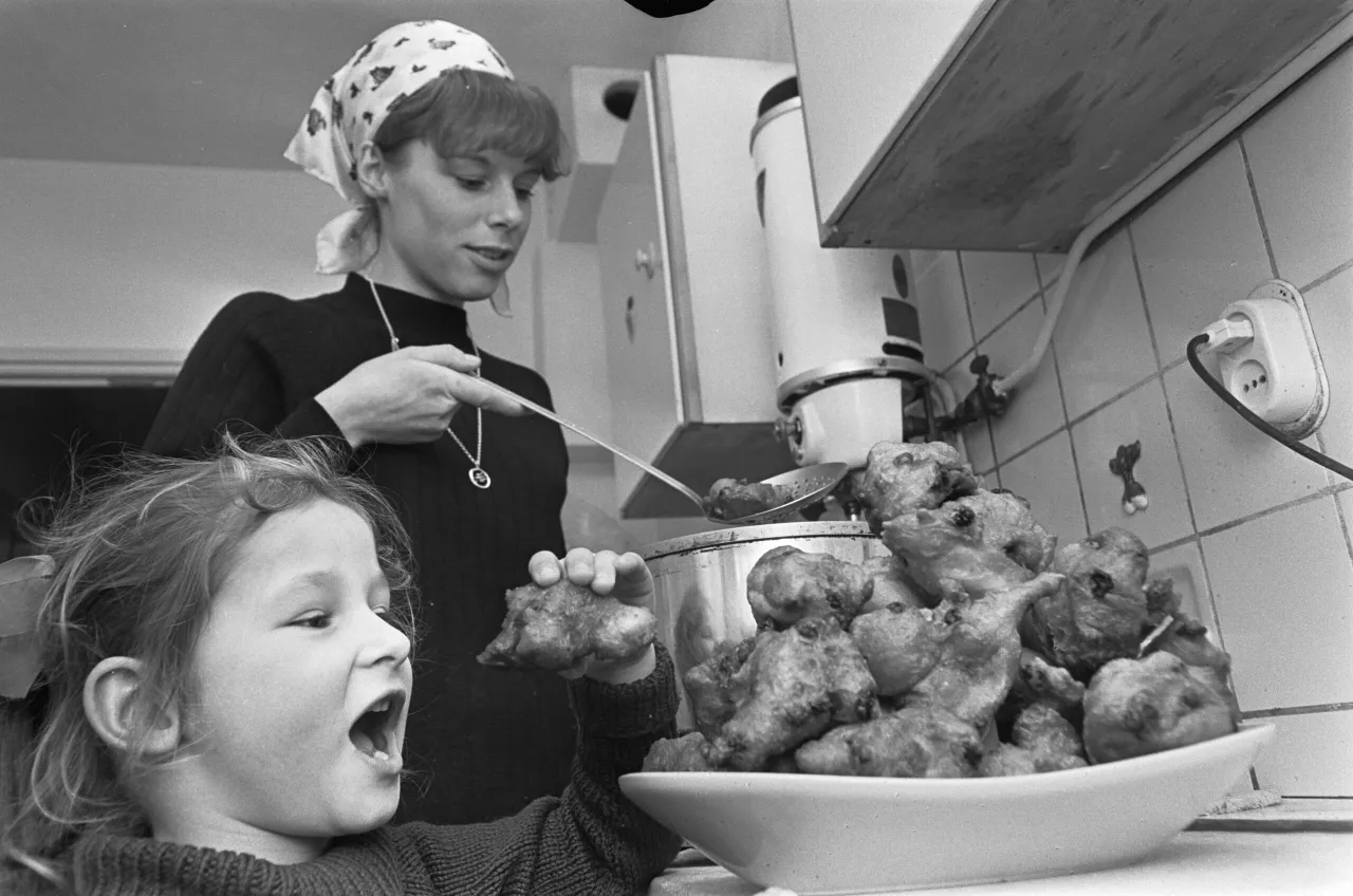 oliebollen bakken dochtertje proeft bestanddeelnr 919 9138 1 kopieren scaled