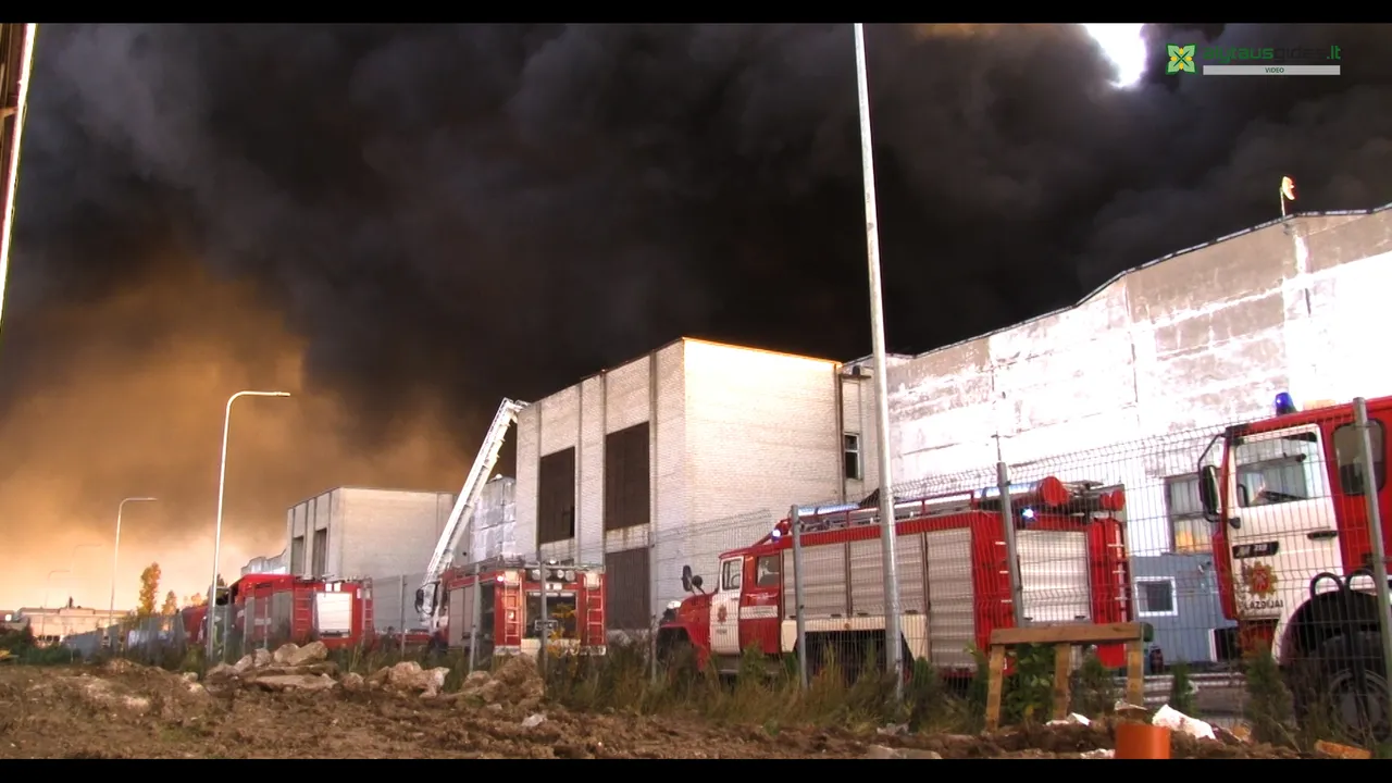 0013300 00 43 42still008