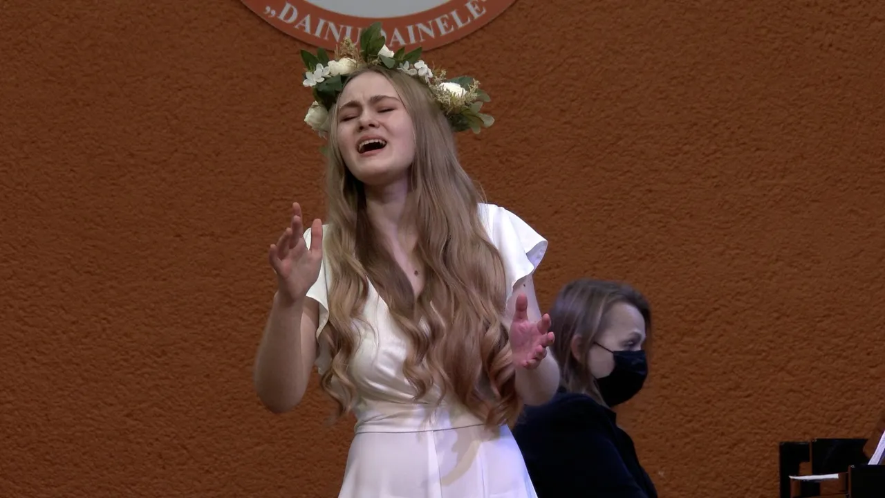 0023500 10 06 28still001