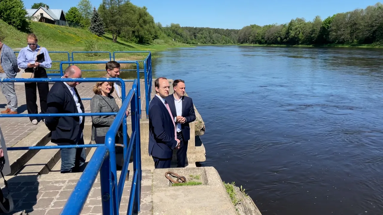 03 po reportazo00 02 09 38still097