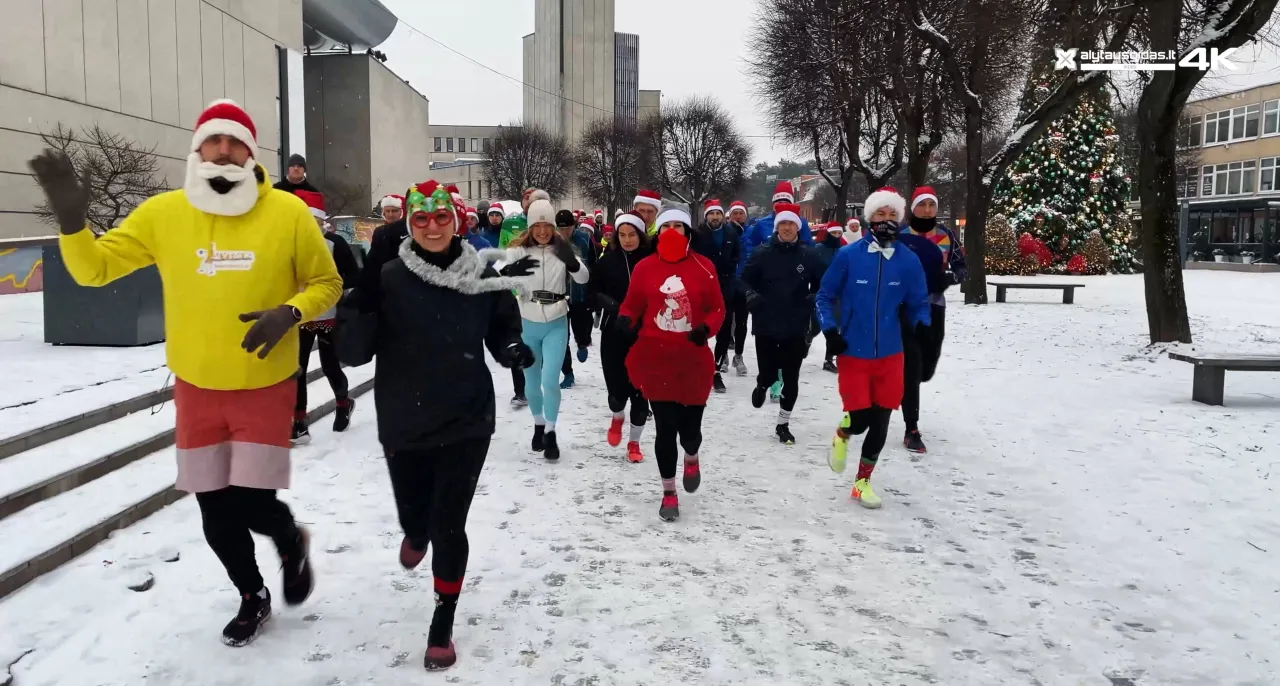 12 24 kaledinis begimas00 01 20 25still002 scaled