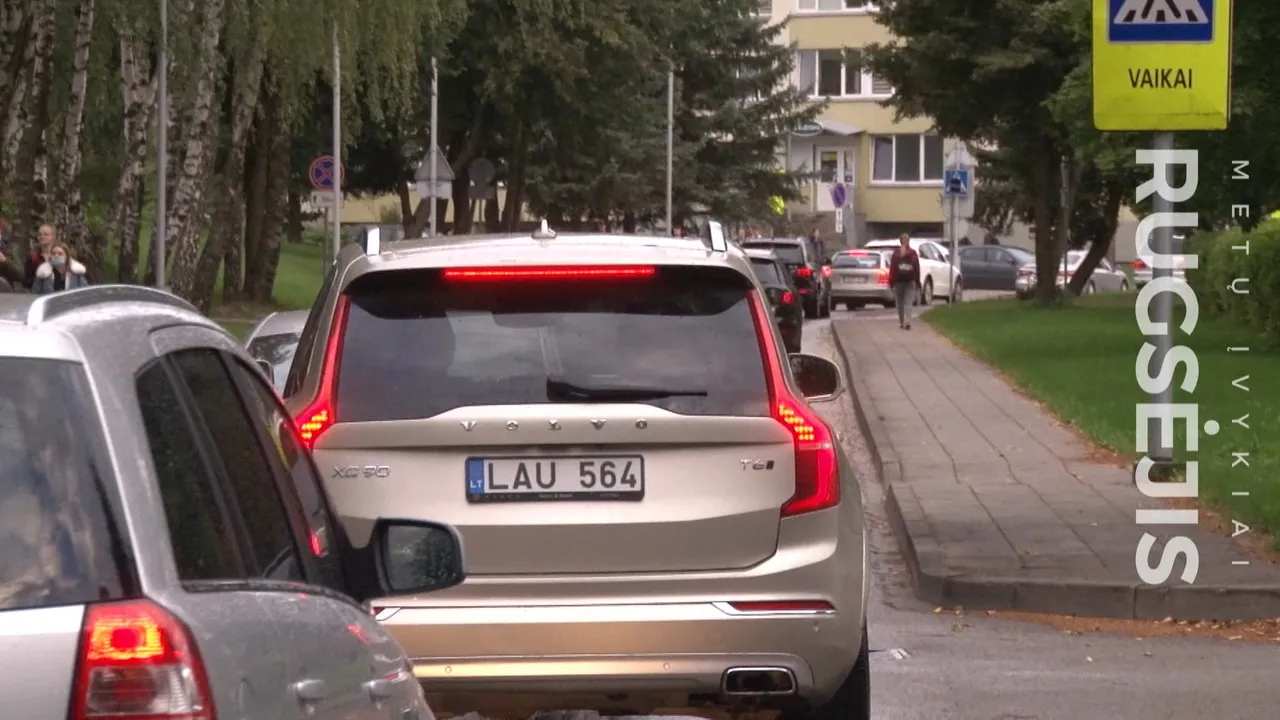 12 31 block postaqi00 09 39 43still022