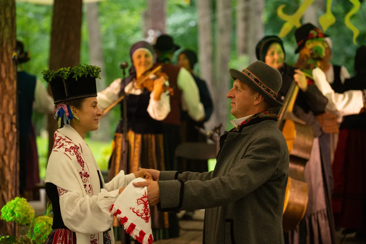 13 sventes tema vestuves scaled