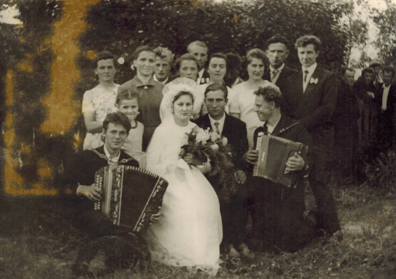 1966 m vestuves raitininku k varenos r is sadausku seimos albumo scaled