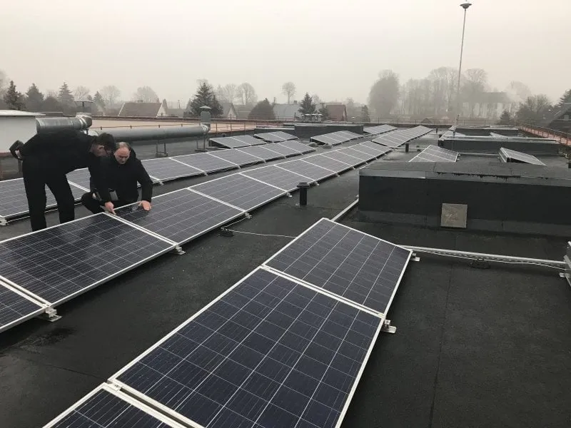 2saules elektrines irengtos ant sesiu savivaldybes viesuju pastatu