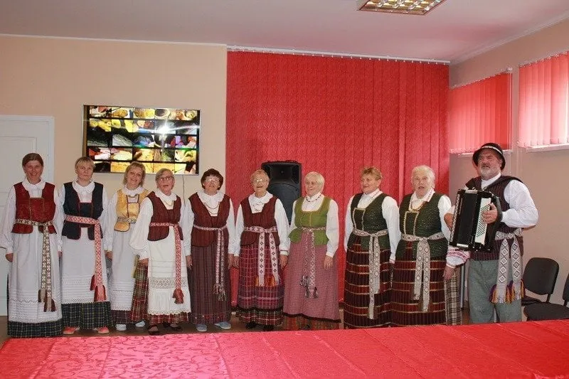 3 mikalavo kaimo bendruomenei silaiciai koncertuoja isigytais tautiniais drabuziais