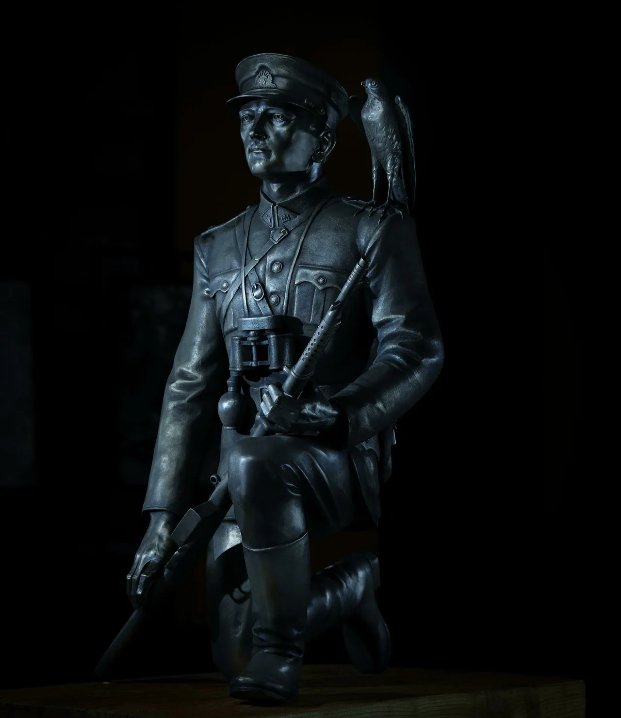 a ramanausko vanago skulptura vanagas su vanageliais scaled