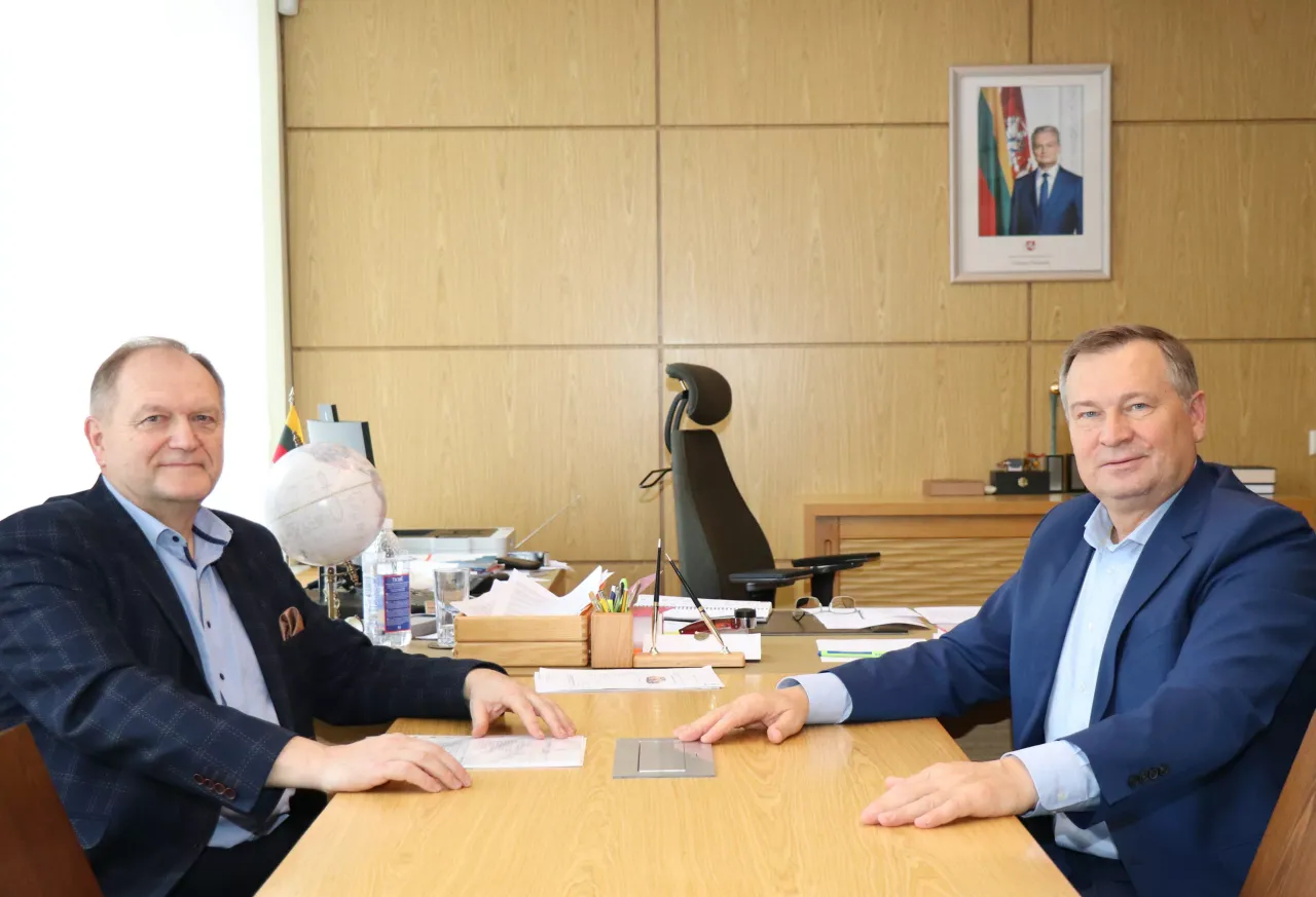 alytaus kolegijos direktorius s narusevicius kaireje ir meras a vrubliauskas scaled