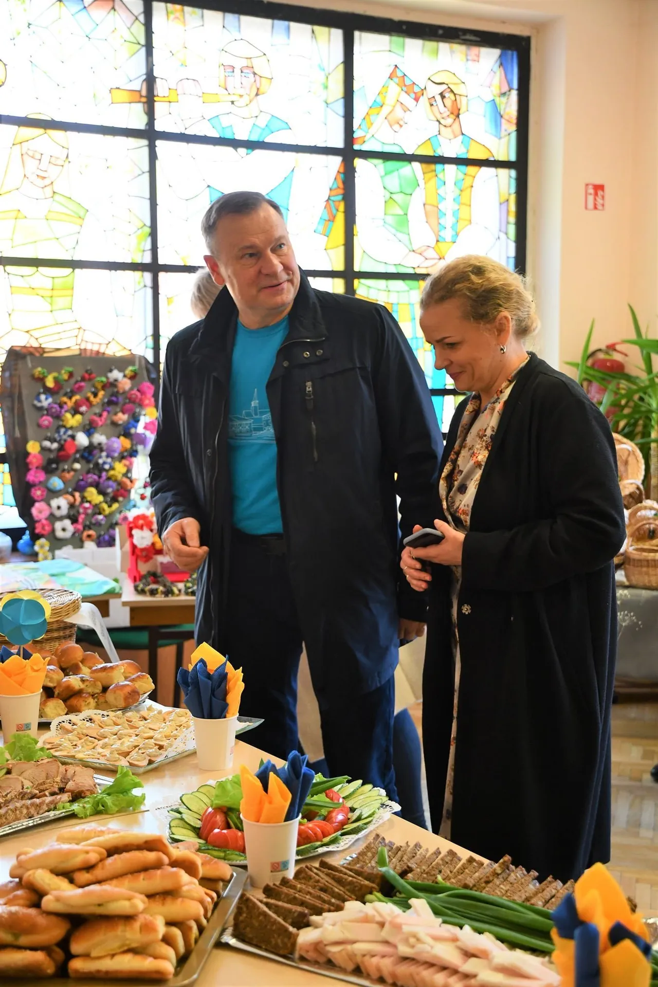 alytaus rajono savivaldybes meras algirdas vrubliauskas ir vicemere dalia kitaviciene apziurejo rankdarbiu paroda ir ragavo ukrainietisku vaisiu