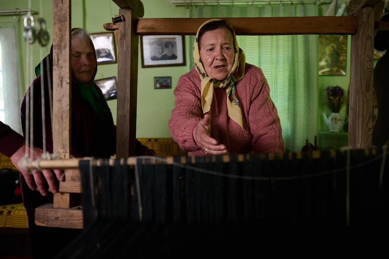 antanina nadzeikiene ir ona mortuniene pasakoja apie audimo staklesnuotraukos autorius robertas pledas