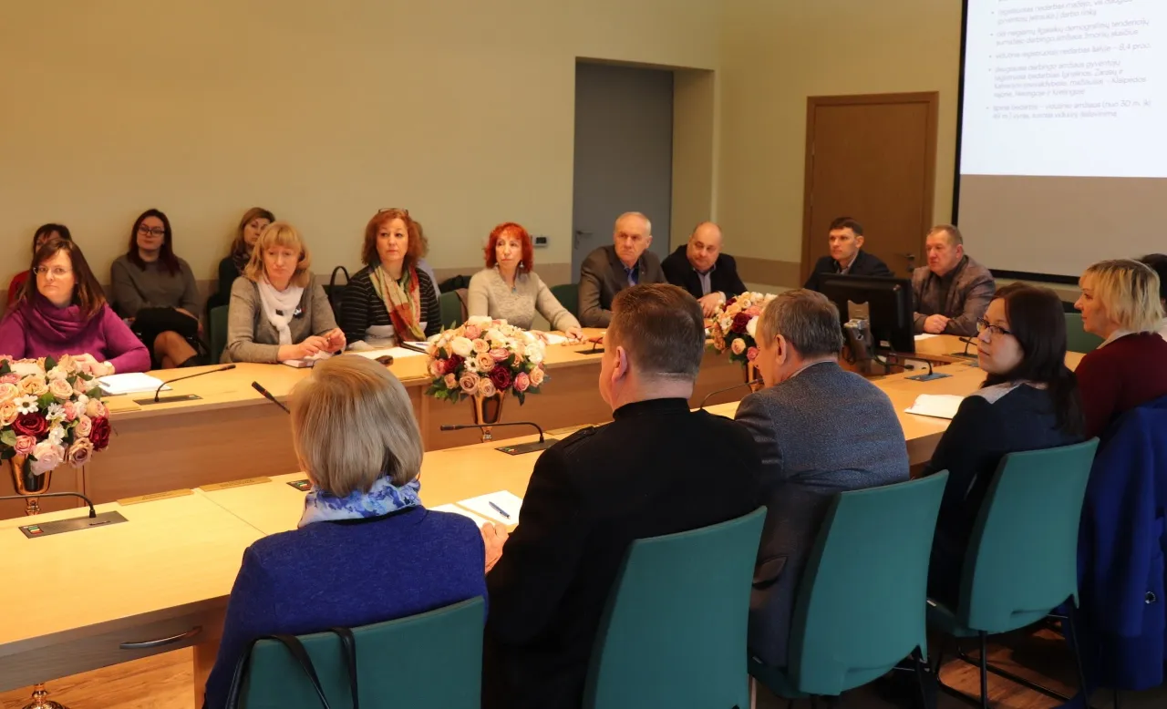 atvejo komanda sudare savivaldybes administracijos seniuniju darbuotojai uzimtumo tarnybos atstovai atvejo vadybininkai paslaugu teikeju atstovai scaled