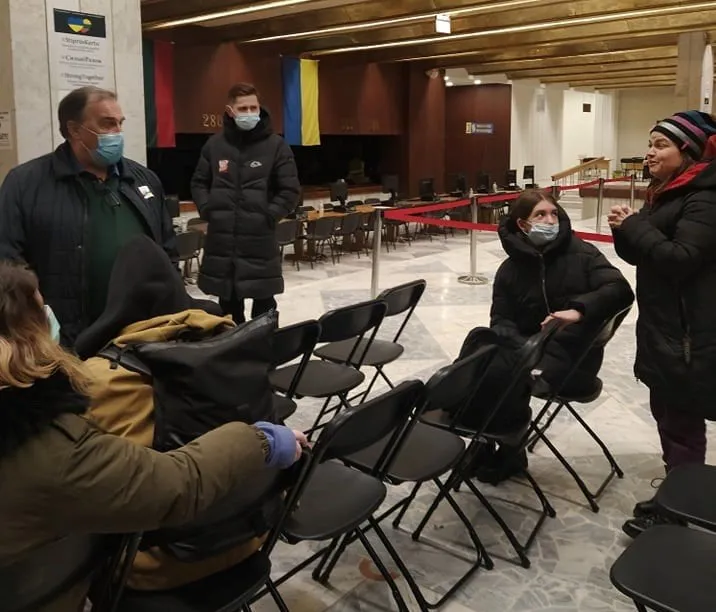 atvykusias ukrainietes alytaus registracijos centre pasitiko savivaldybes administracijos direktoriaus pavaduotojas virgilijus pranskevicius