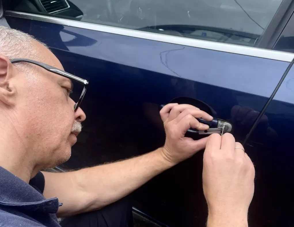 avarinis automobilio atrakinimas