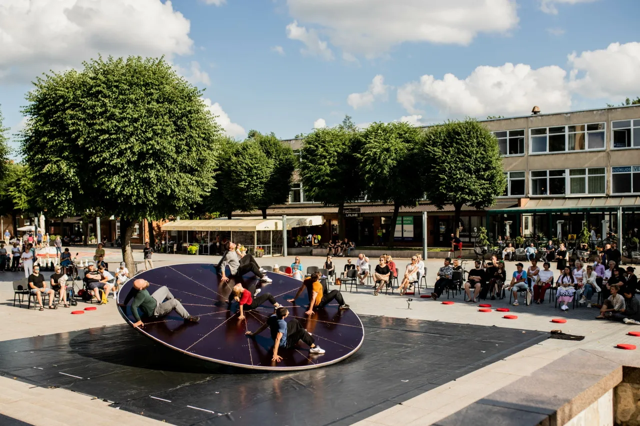 balancuojantis zmogusi nuotr miskomote 1 scaled