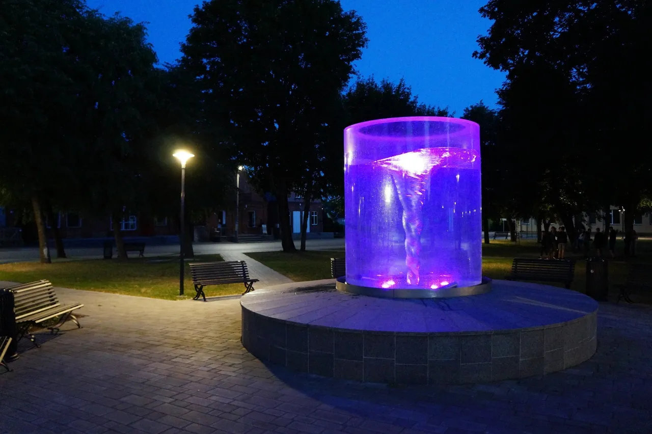 butrimoniu fontanas sviecia ivairiomis spalvomis