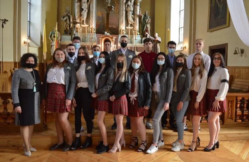 butrimoniu gimnazijos abiturientai su aukletoja dana geceviciene