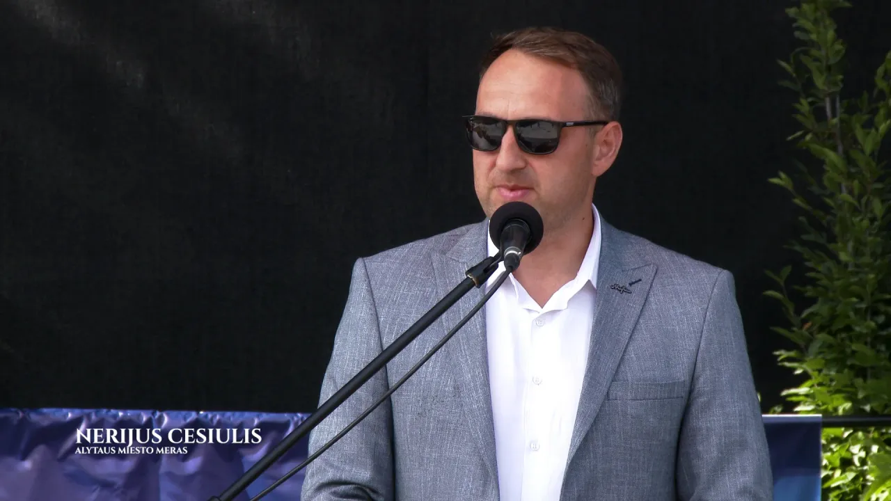 c000200 52 03 23still042 jpg