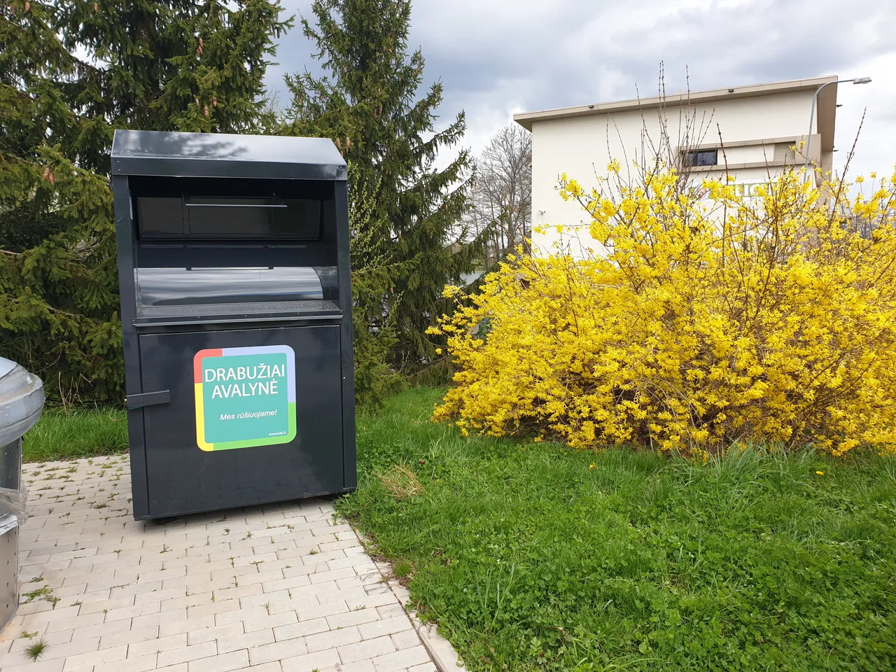 drabuziu konteineris dauguose