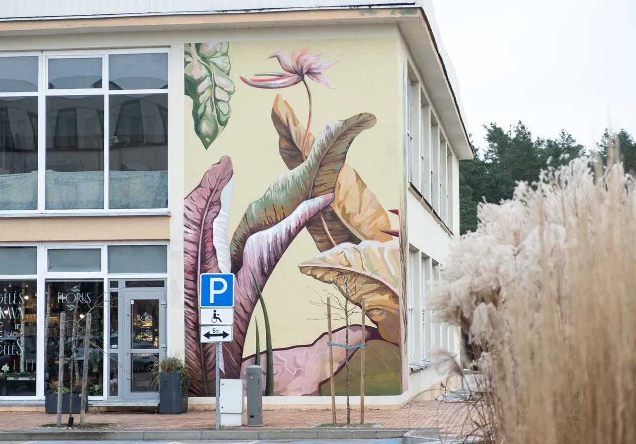 geliu motyvais nuspalvinta siena aut pijus sematulskis ams nuotr 2 large1