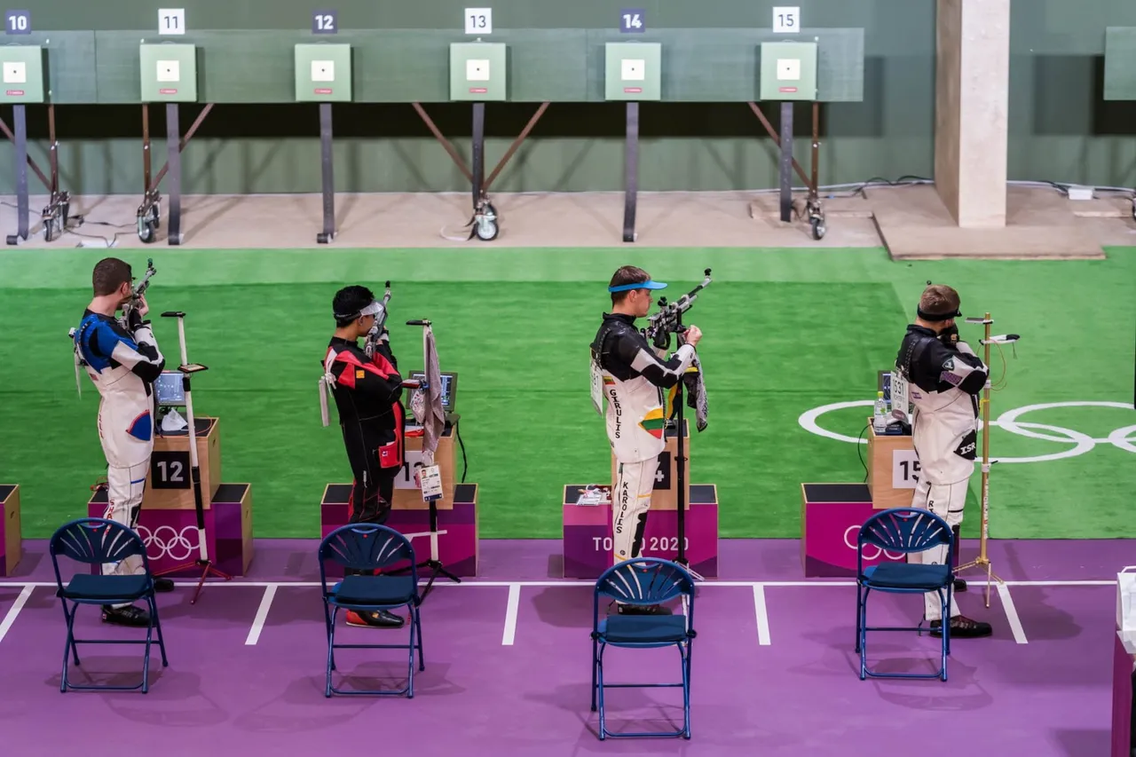 giruk1 09431 1900x1266 1