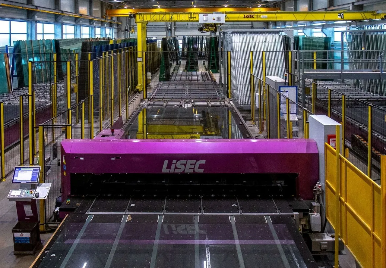 glass248617946 4514807398601733 8851090496563565430 ns