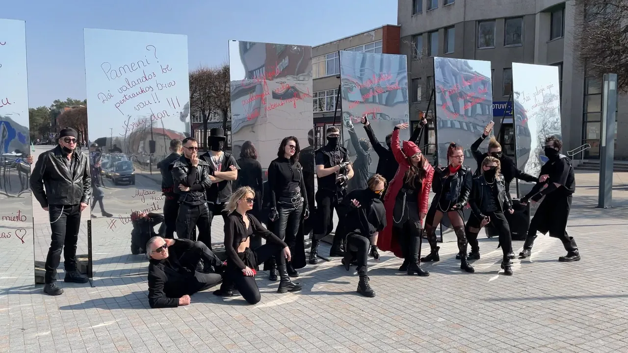 img 082900 01 16 03still006