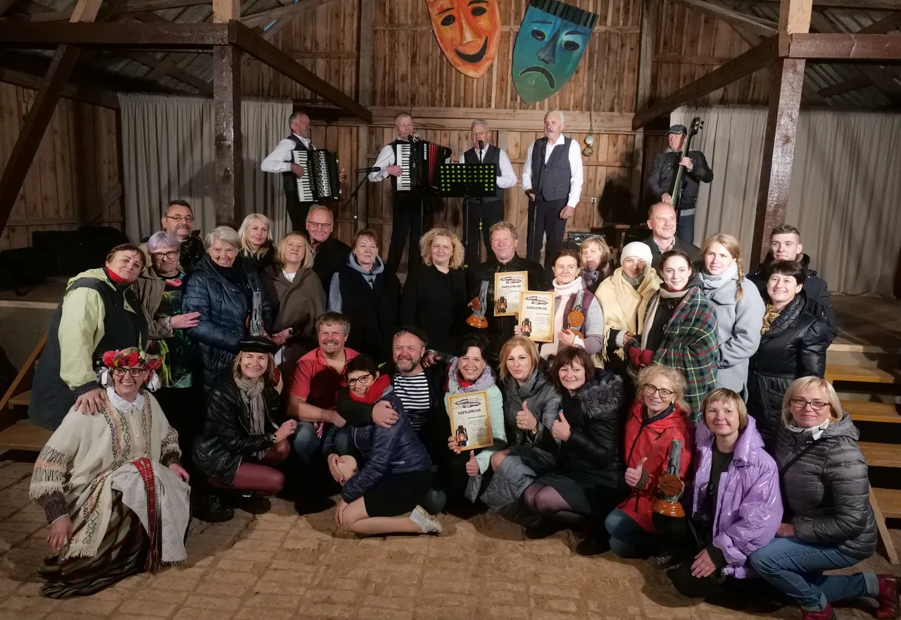 kaimo liktarnos dalyviai su komisija