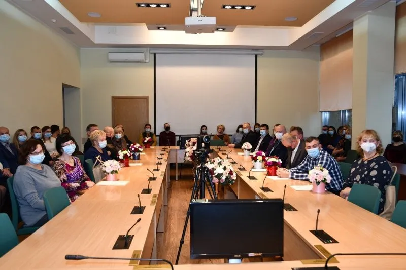 kandidatus apdovanojimams teikia seniunai bei istaigu vadovai savivaldybes administracijos skyriu vedejai