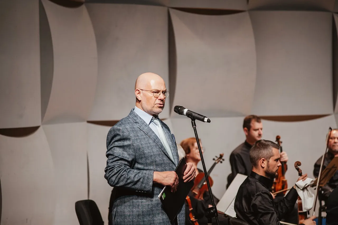 koncertu pranesejas v gerulaitis c e skabeikis