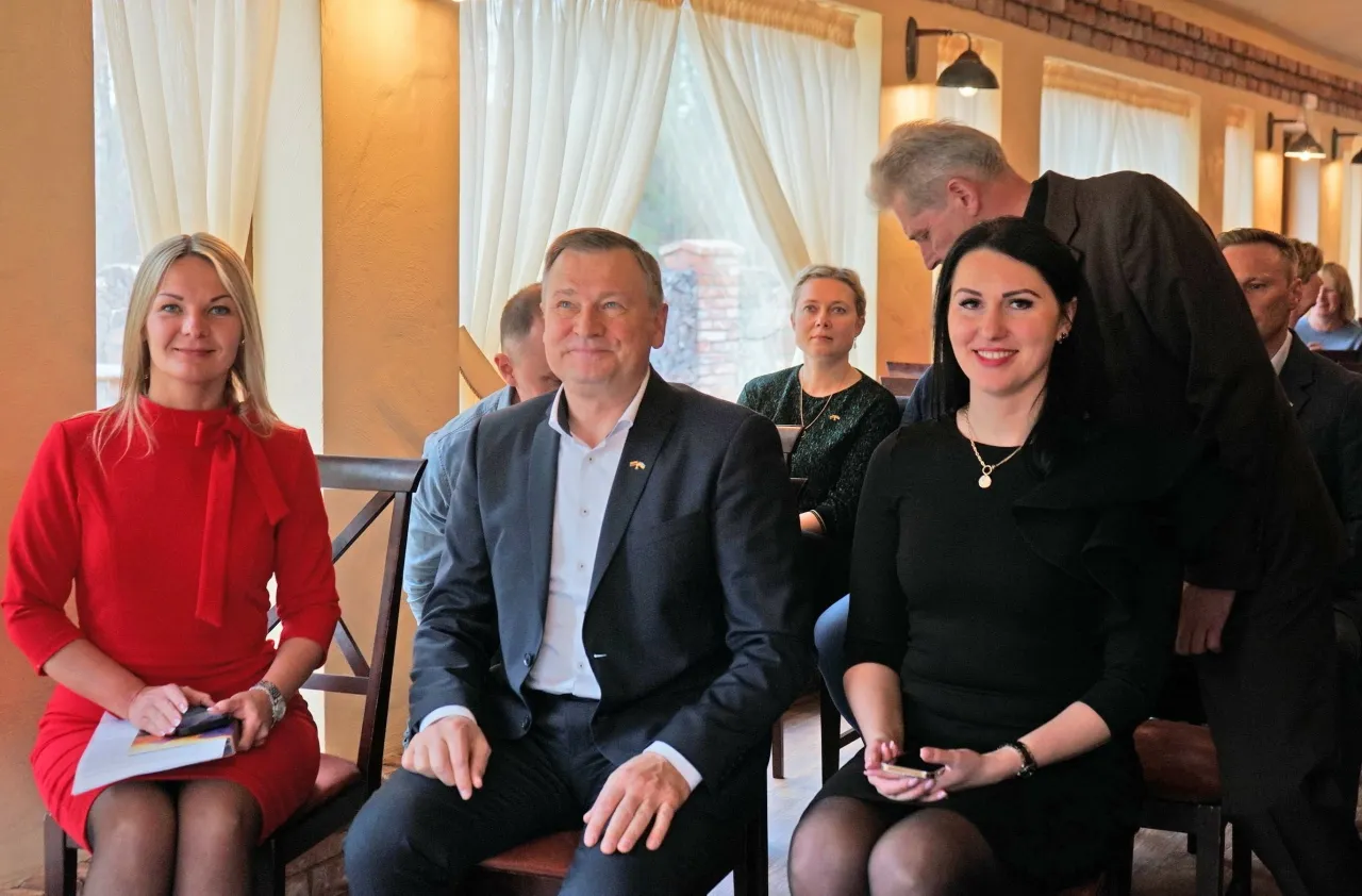 konferencijoje dalyvavo meras algirdas vrubliauskas pspc direktore giedre ilgunaite kaireje savivaldybes administracijos direktore gintare jociunskaite 2 scaled