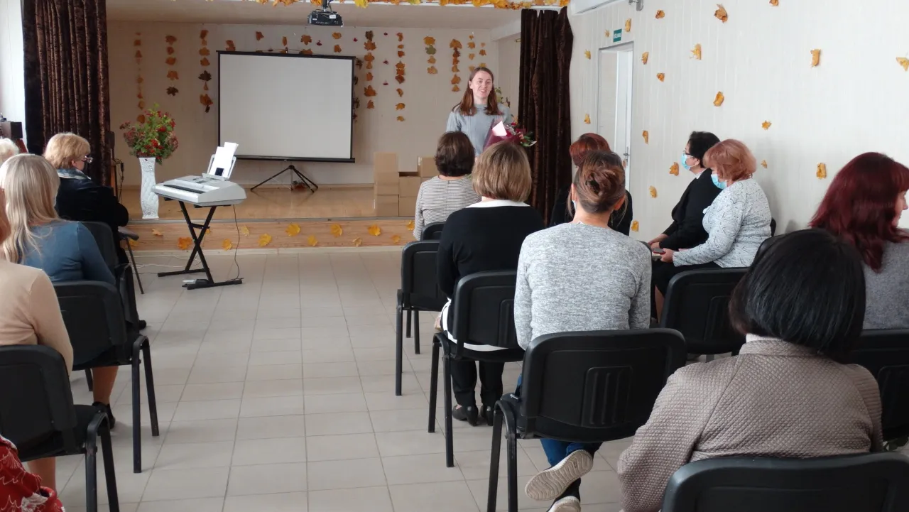 krokialaukio gimnazijos mokytojus sveikino buvusi mokine krokialauio se scaled
