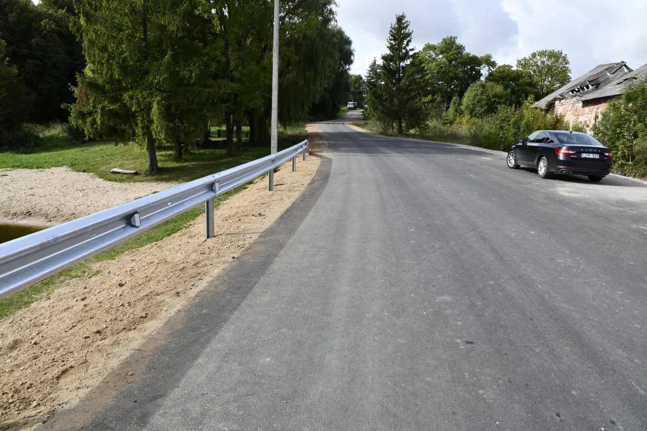 kumeciu kelias prie krioklio scaled