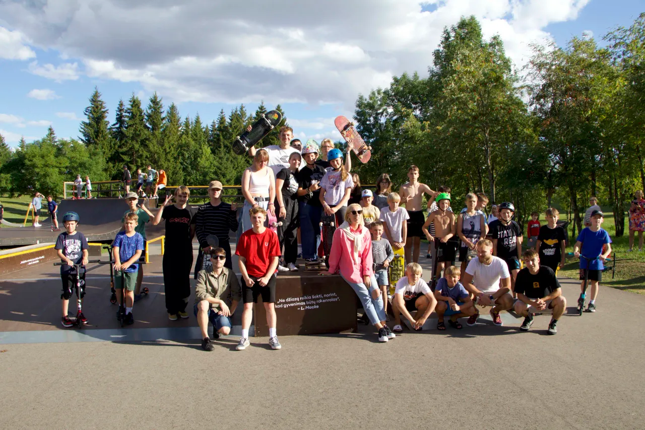 laz64bf82487ee7f scaled